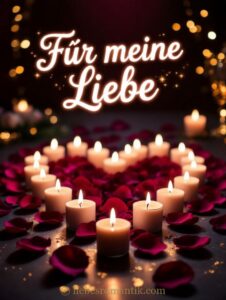 Herzförmige Kerzen mit Rosenblättern, Aufschrift „Für meine Liebe“